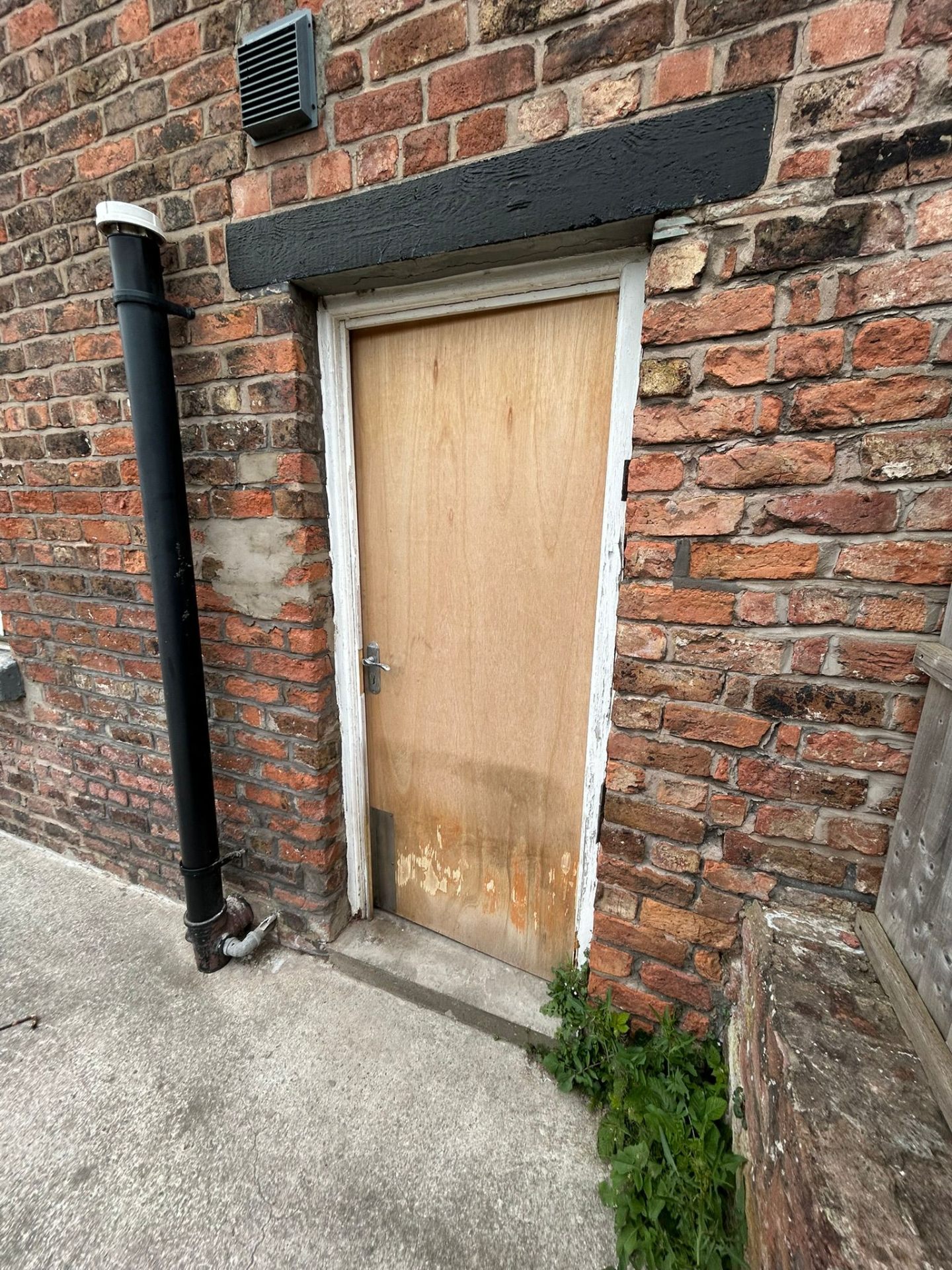 Non-compliant door before replacement with FireQual-certified fire door in HMO
